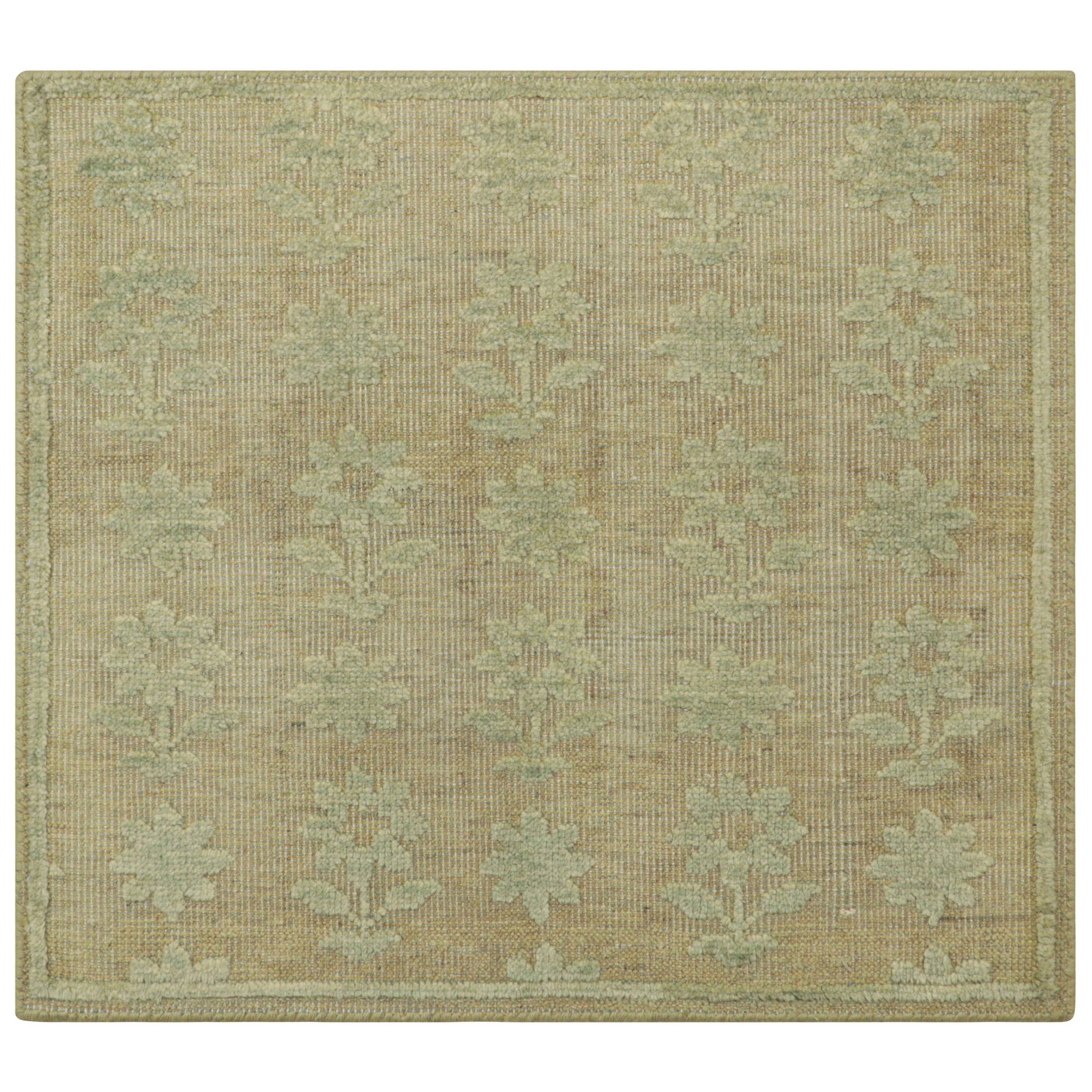Rug & Kilim's Block Print Custom Rug Sample with Light Green Floral Patterns (échantillon de tapis personnalisé imprimé en bloc avec des motifs floraux vert clair)