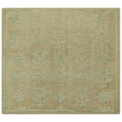 Rug & Kilim's Block Print Custom Rug Sample with Light Green Floral Patterns (échantillon de tapis personnalisé imprimé en bloc avec des motifs floraux vert clair)