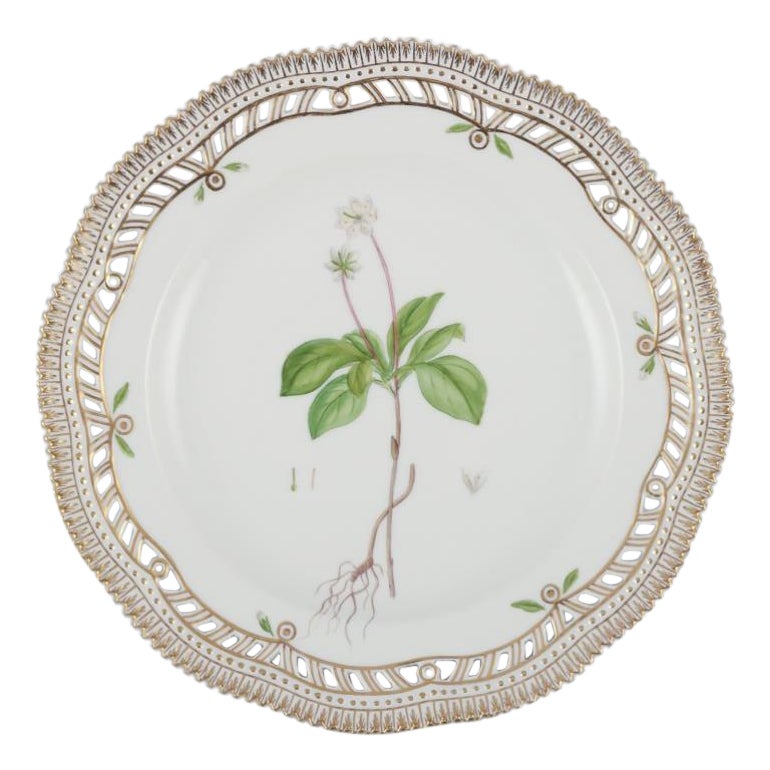 Plato de almuerzo calado Flora Danica de Royal Copenhagen, de porcelana pintada a mano.