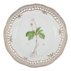 Piatto da pranzo traforato Flora Danica di Royal Copenhagen in porcellana dipinta a mano.
