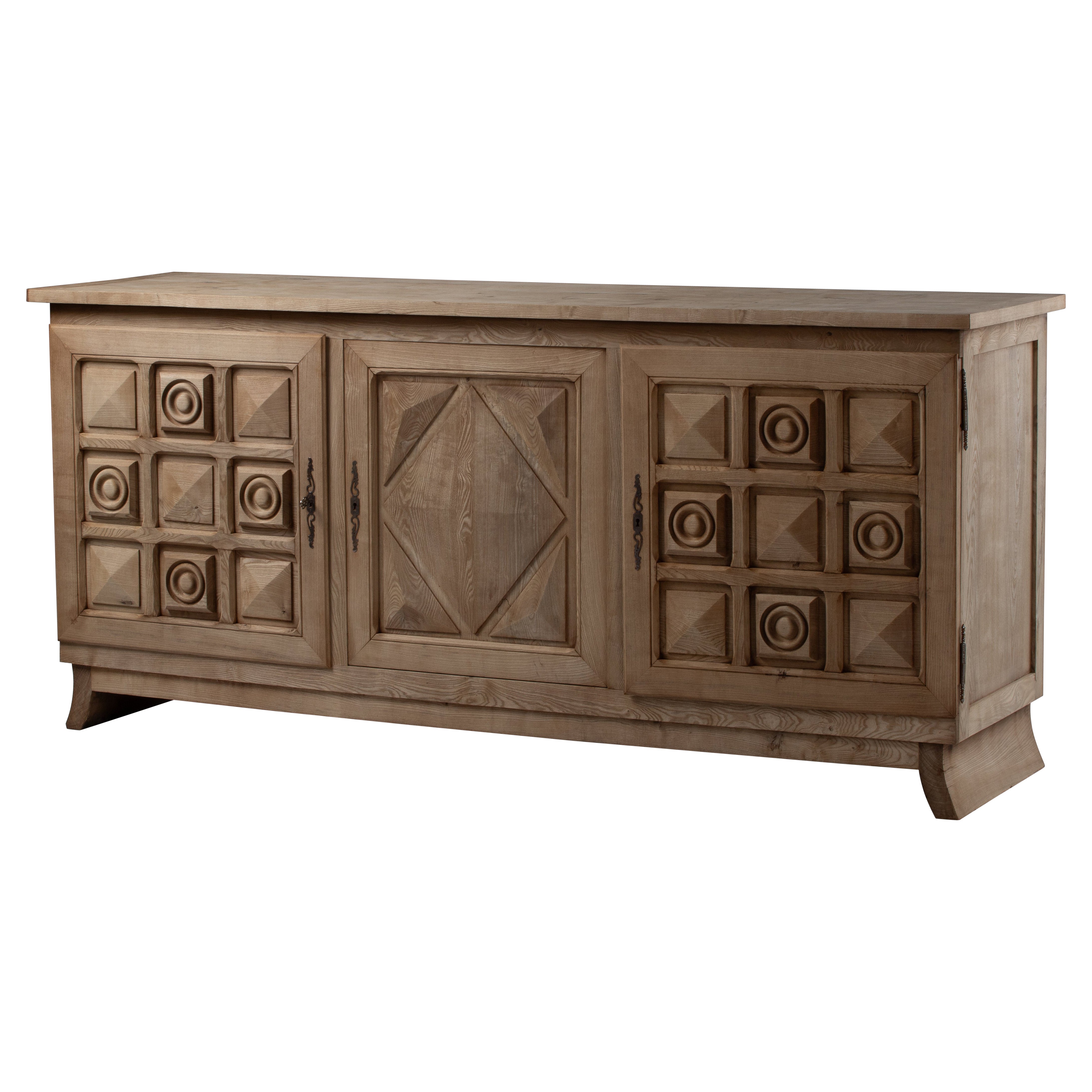 Skulpturales französisches Breton-Sideboard aus massiver Eiche, 1950er Jahre