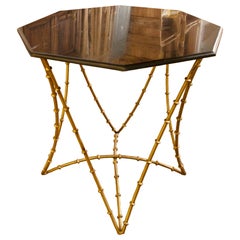 Mesa auxiliar hexagonal de los años 90 con base de hierro estilo bambú y tapa de mármol