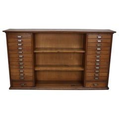 Buffet d'apothicaire / classeur en chêne hollandais vintage, années 1950