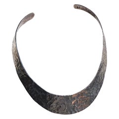 Collana messicana anni '70 in argento martellato a mano con collare a forma di torc