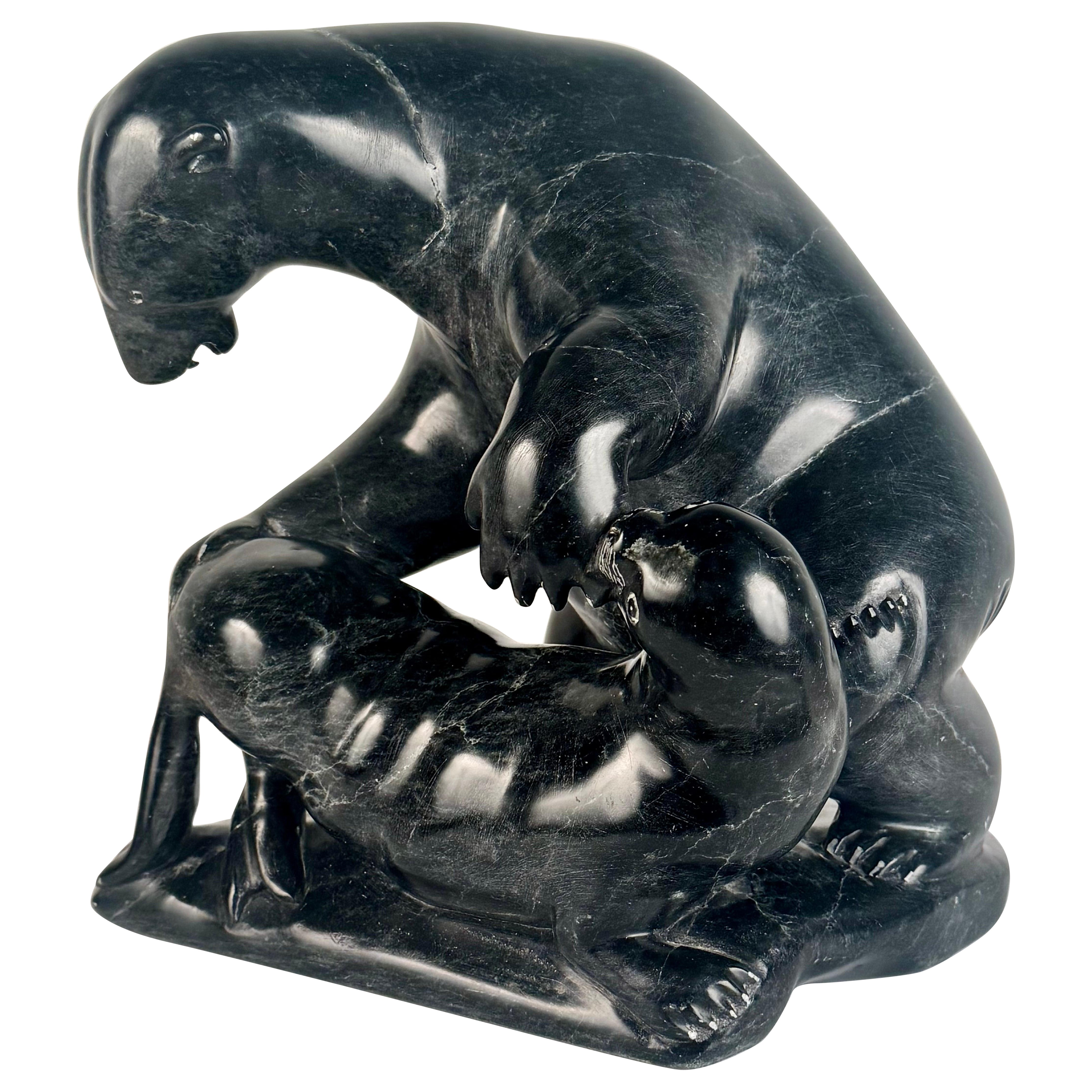 Escultura de piedra verde tallada de oso polar y foca de Joanasie Jack Ittukallak en venta