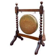 Antico Gong da cena inglese a torsione d'orzo intagliato in Oak con mazzuolo del XIX sec.