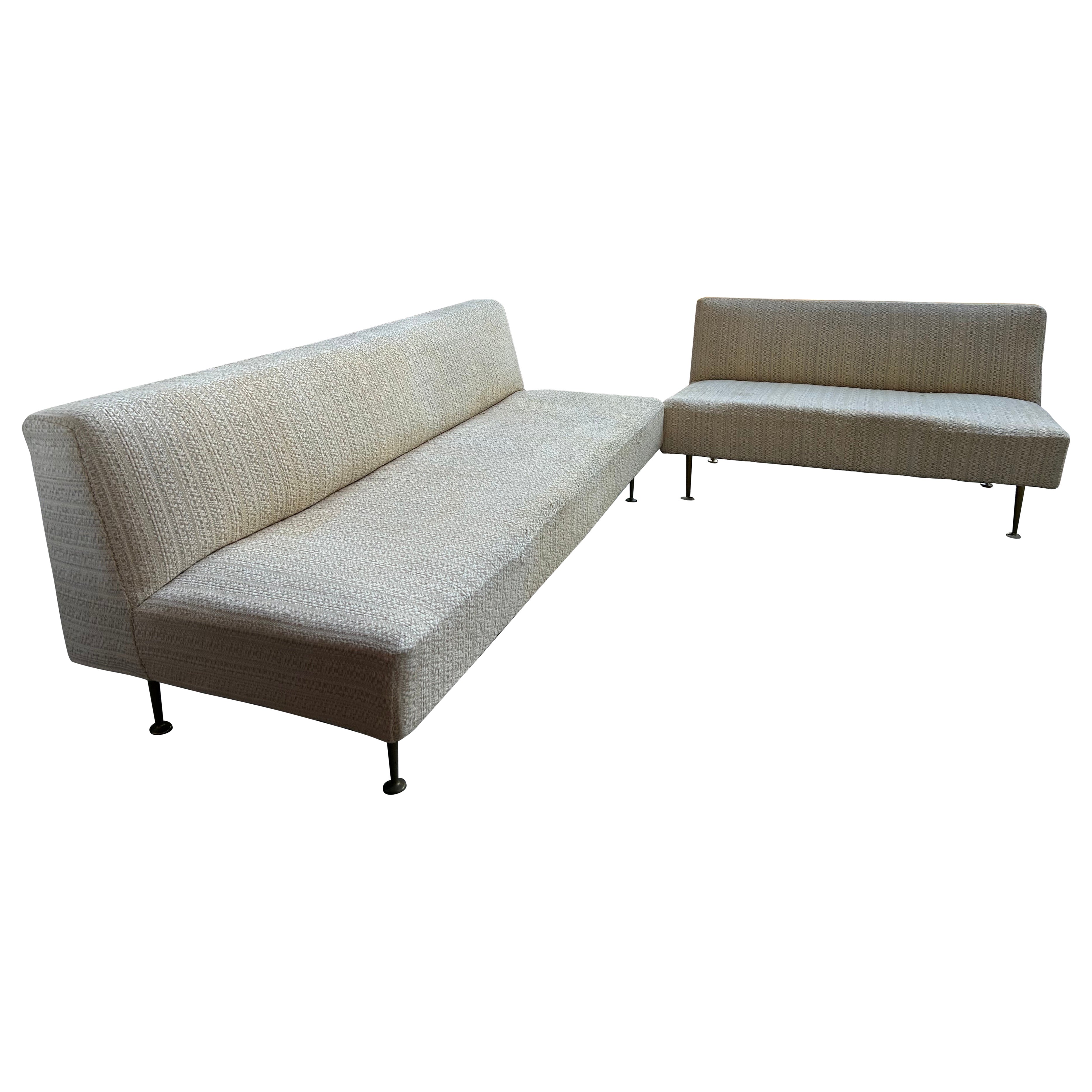 Elegante sofá seccional italiano de 2 piezas estilo Gio Ponti Pata de latón Mediados de siglo en venta