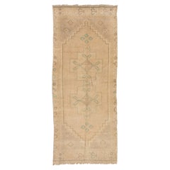 Alfombra decorativa de lana vintage hecha a mano de 3' x 6'7'' en colores neutros