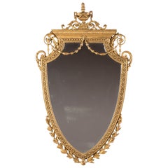 Miroir néoclassique anglais du 19ème siècle sculpté en forme de bouclier, doré et gesso