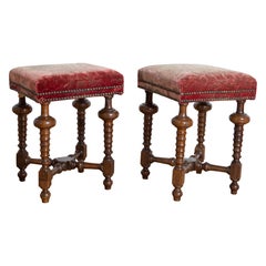 Paire de bancs italiens, piémontais, d'époque Louis XIV, en noyer et tapissés, vers 1725