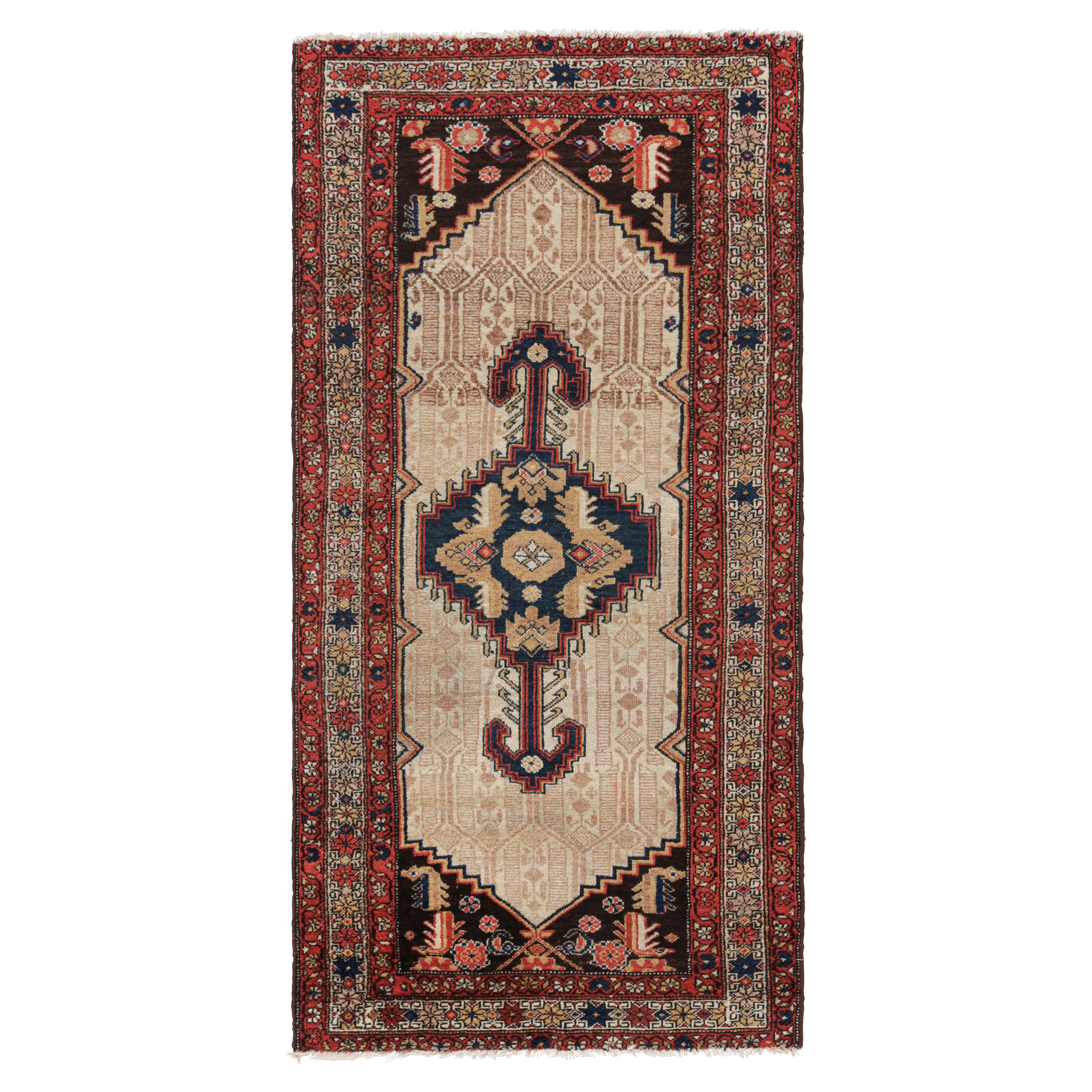 Antiker persischer Belutsch-Teppich in Beige mit geometrischem Medaillon - Rug & Kilim im Angebot