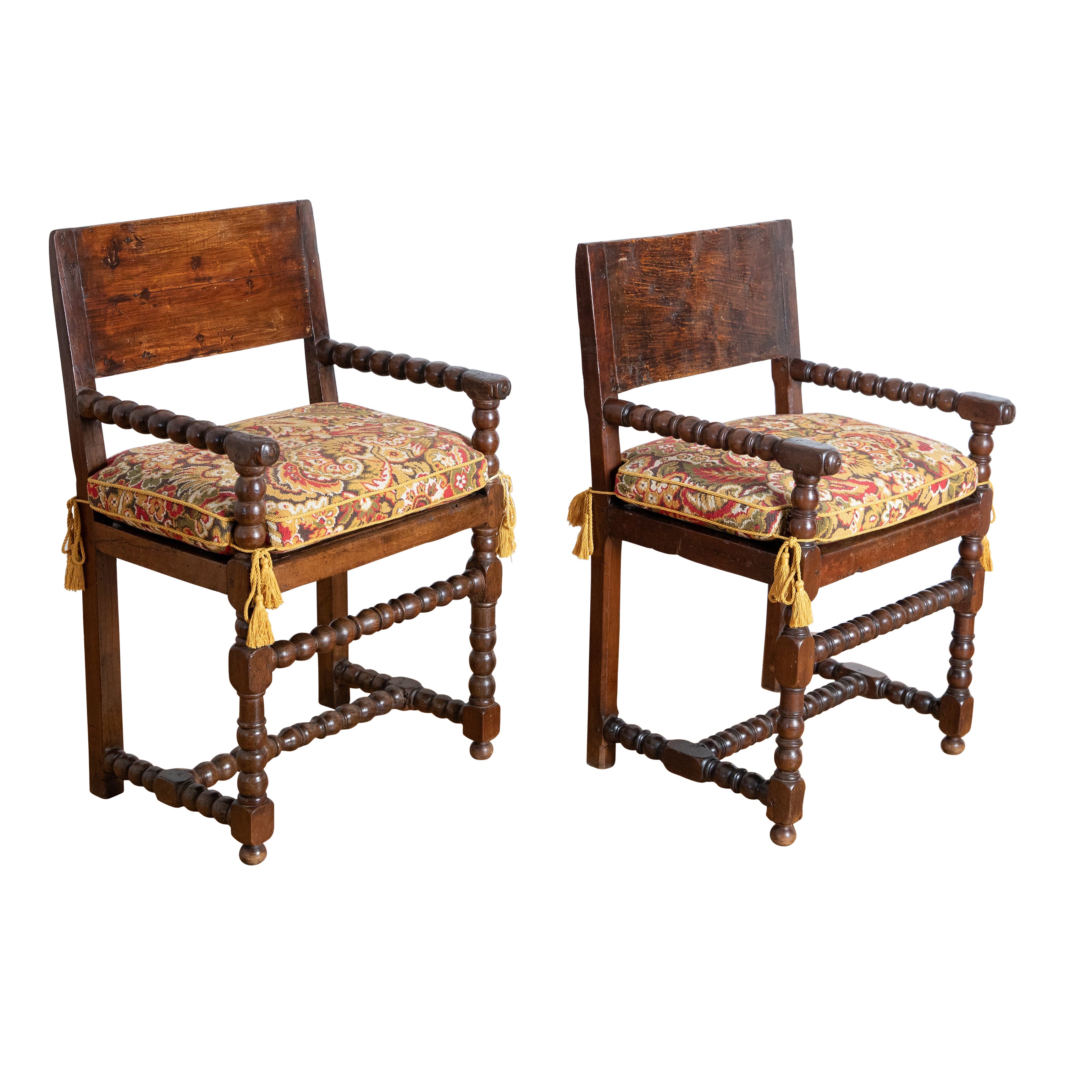 Paire de fauteuils d'entrée en noyer d'époque Louis XIV, début XVIIIe siècle.