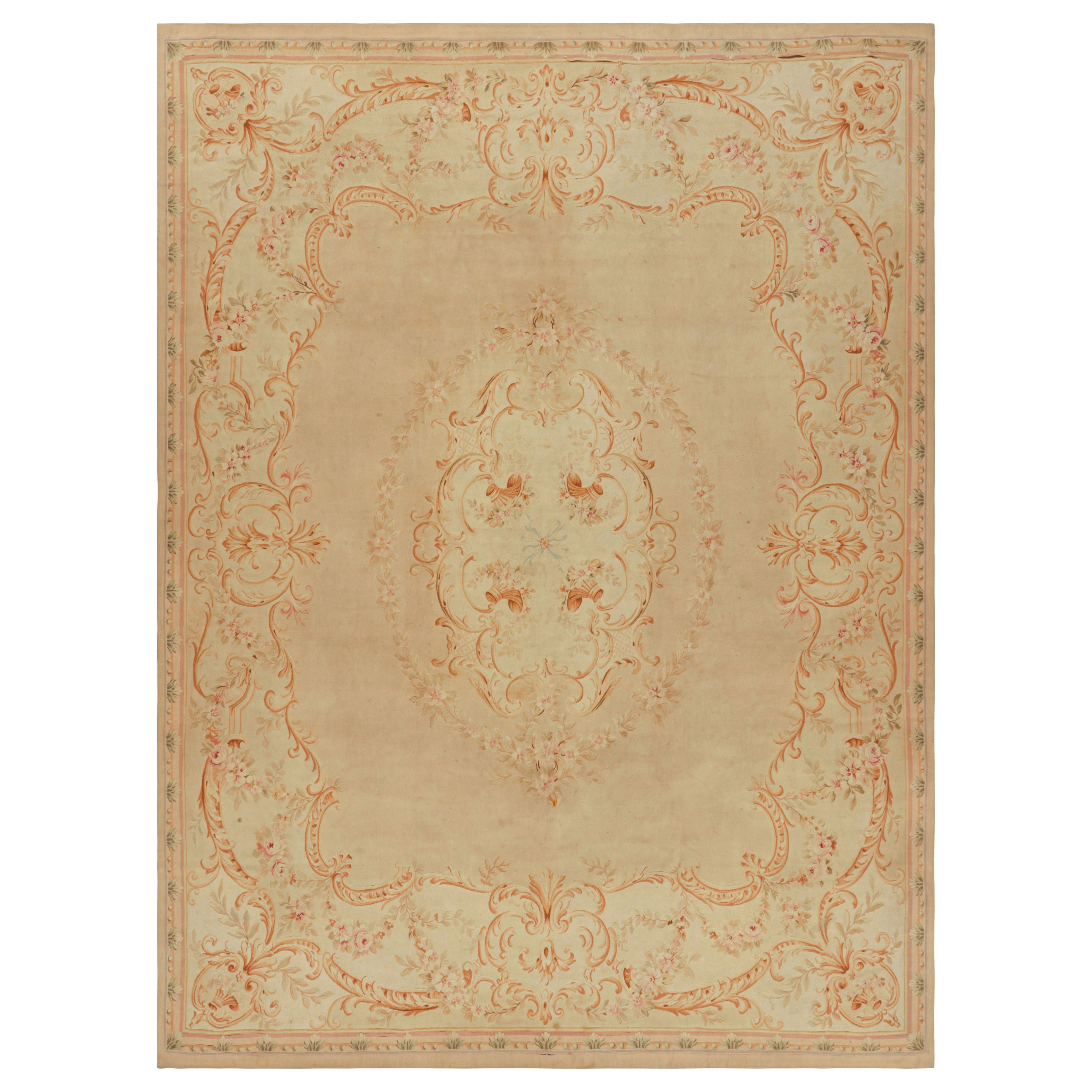 Tapis d'Aubusson antique beige et orange avec médaillon floral - Rug & Kilim en vente