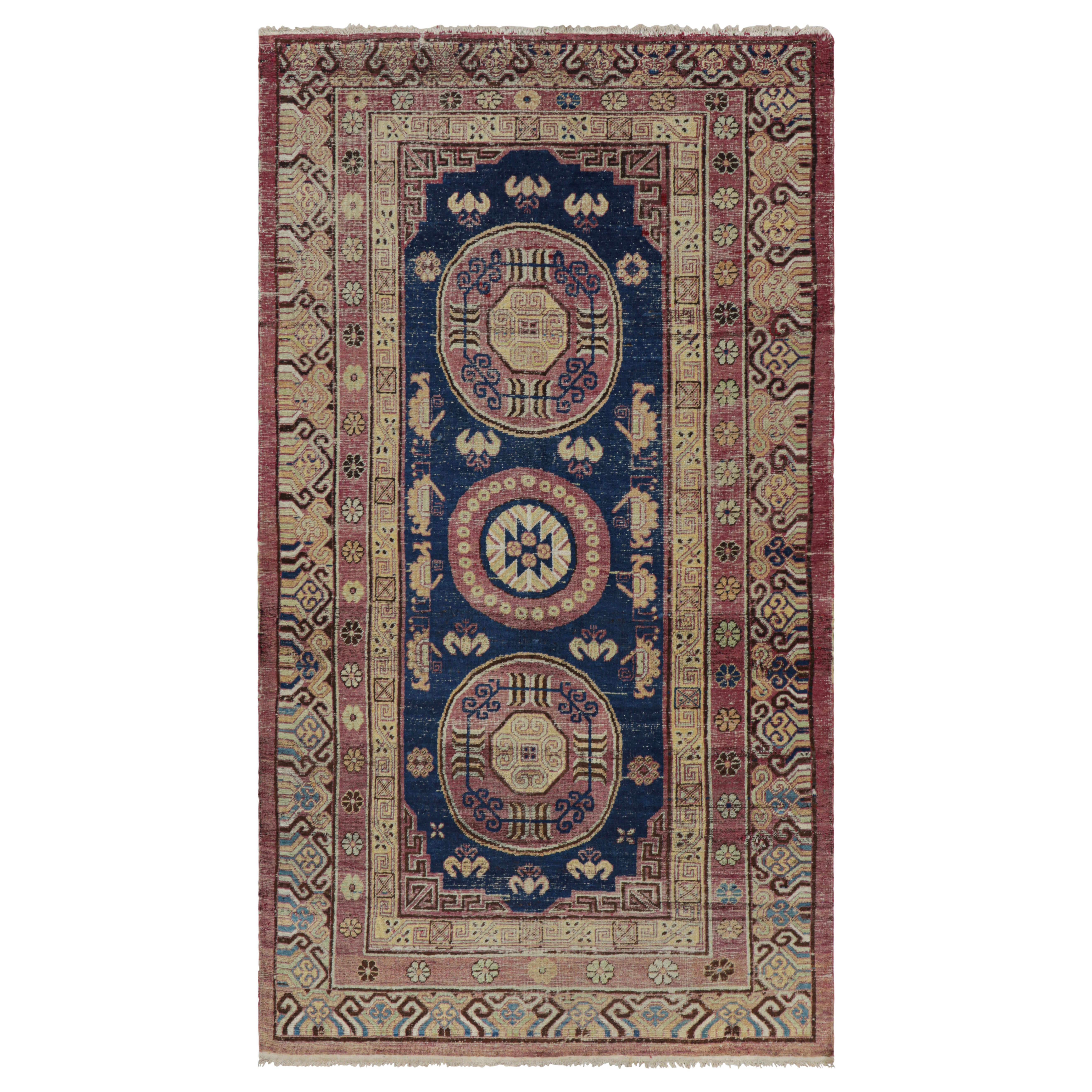Alfombra antigua Khotan azul, beige-marrón y dorada con medallones - Rug & Kilim en venta