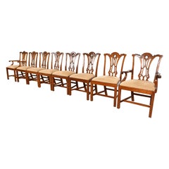 Juego de ocho sillas de comedor de caoba tallada estilo georgiano de Baker Furniture