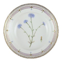 Royal Copenhagen Flora Danica. Tiefer Teller aus handbemaltem Porzellan mit Blumen