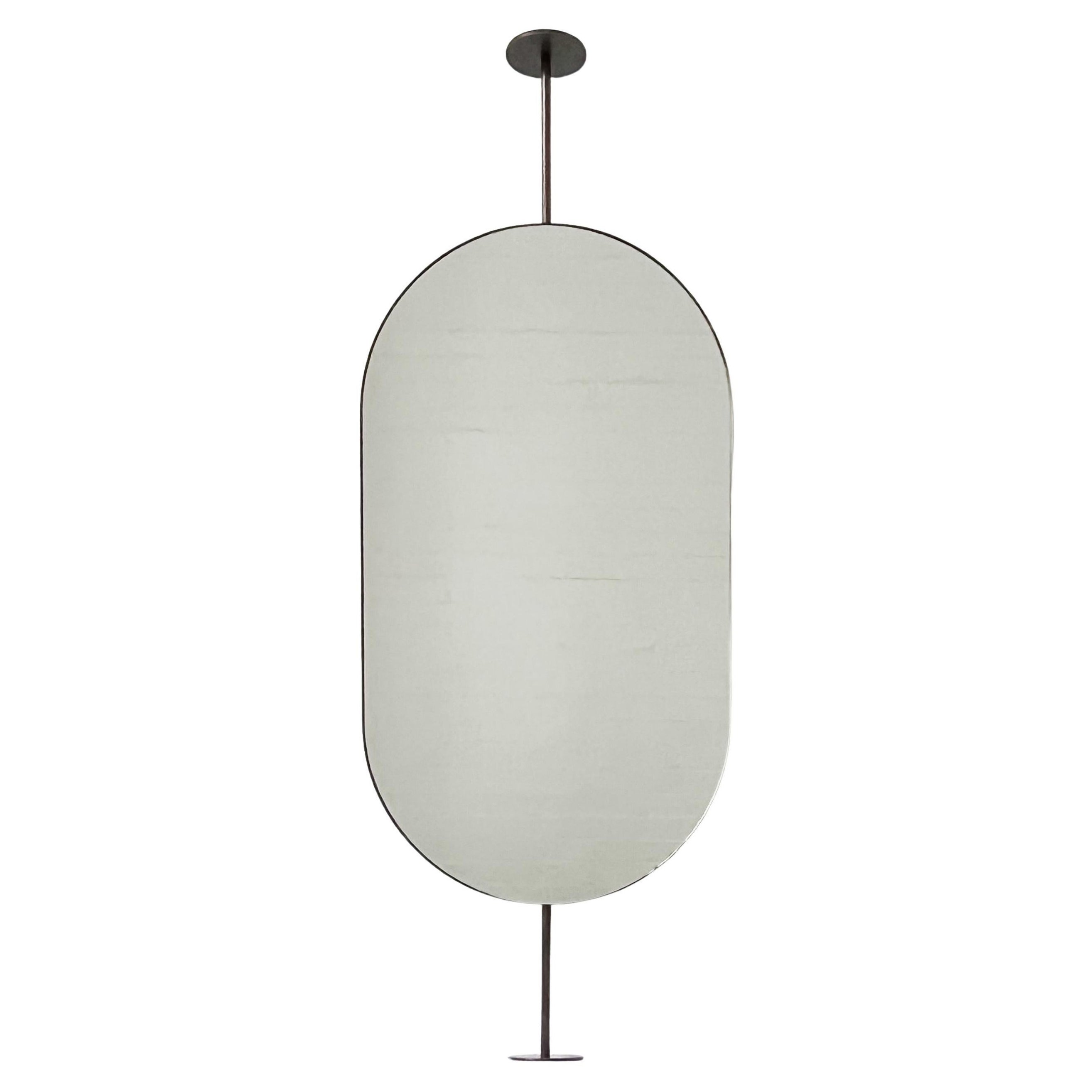 Specchio a forma di pillola attaccato al soffitto Capsula, cornice in bronzo patinato