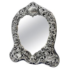 Specchio da toeletta in argento britannico vittoriano a forma di cuore in rilievo con volute di fiori