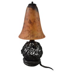 Lampe de table serpent et Ginko en fer de style Edgar Brandt avec abat-jour en verre Daum Nancy