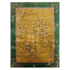 Antiker chinesischer Art-Deco-Teppich, Gold und Grün mit Blumenmustern - Rug & Kilim