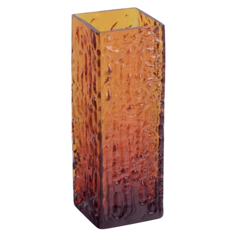 Artista del vetro scandinavo. Grande vaso in vetro artistico di colore ambrato.