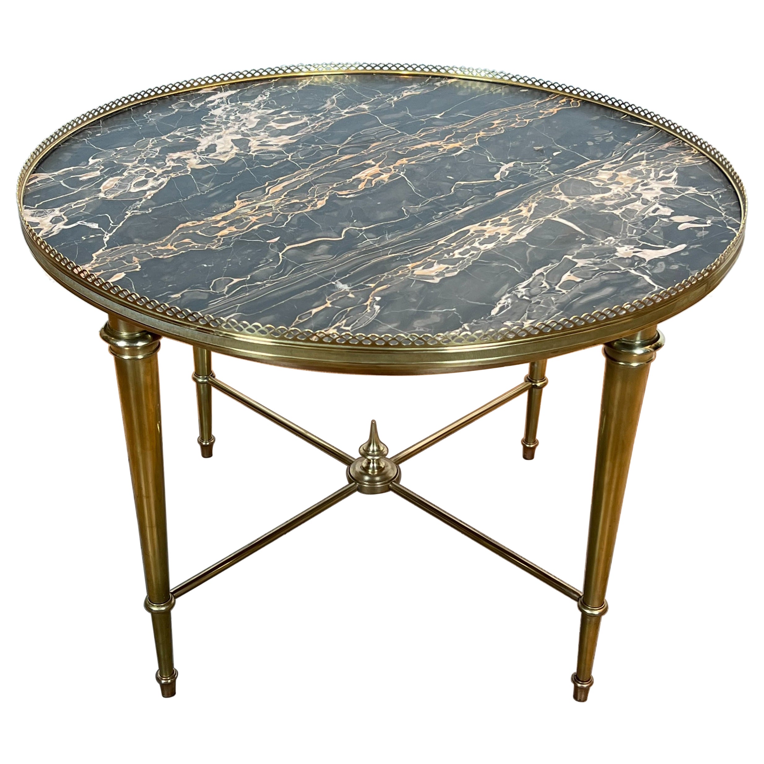 Runder Couchtisch aus Messing mit Marmorplatte von Maison Ramsay