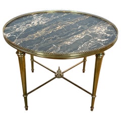 Tavolino rotondo in ottone con piano in marmo di A. Ramsay