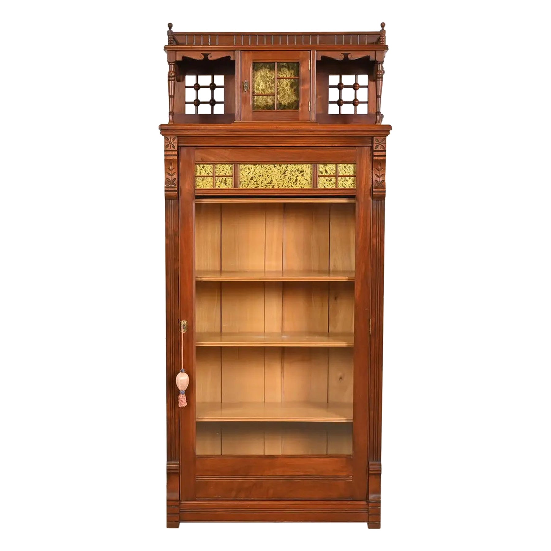 Herter Brothers Stil Antike Eastlake Viktorianisch geschnitzt Nussbaum Bücherregal, 1880er Jahre im Angebot