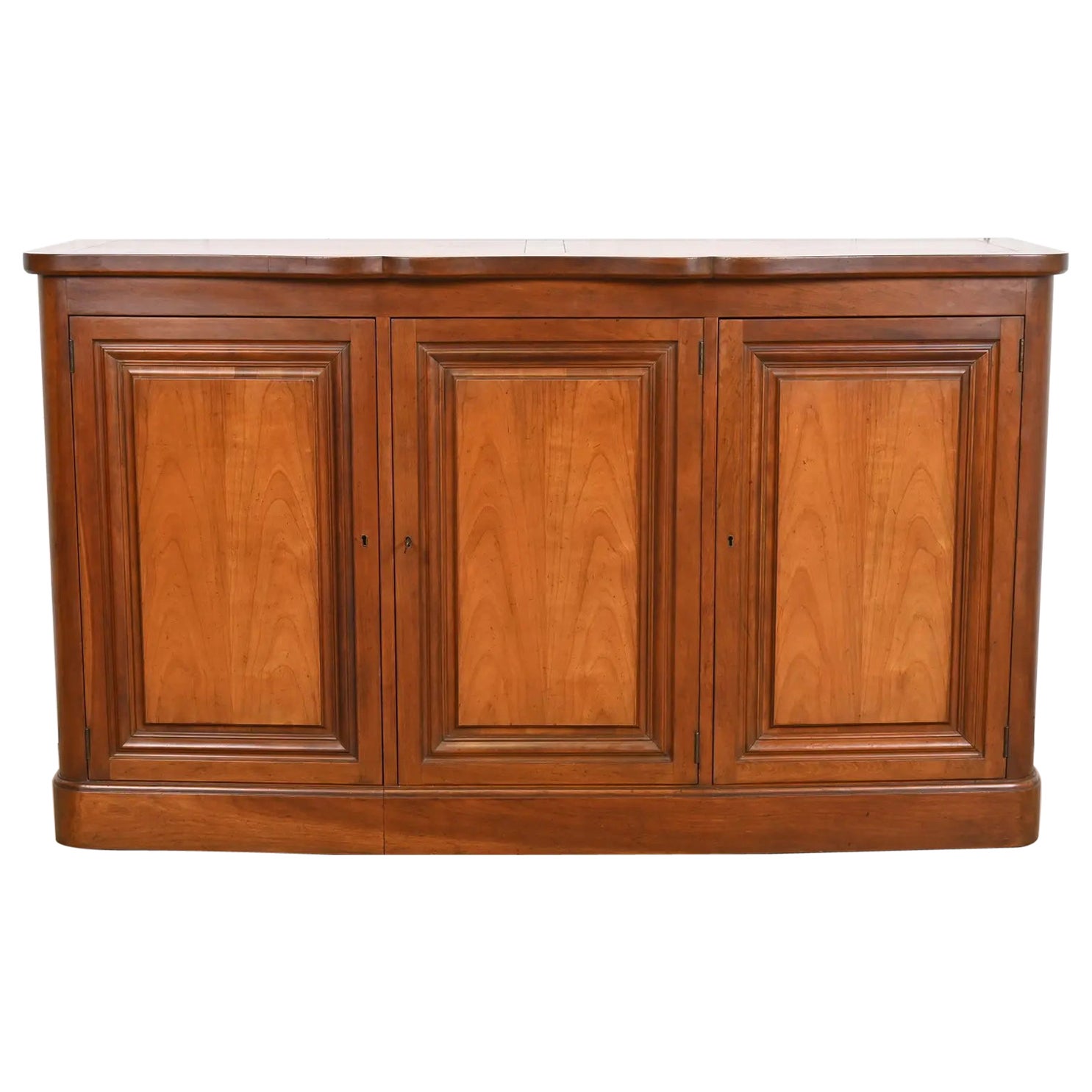 Baker Furniture Mid-Century French Regency Sideboard or Bar Cabinet en bois de cerisier