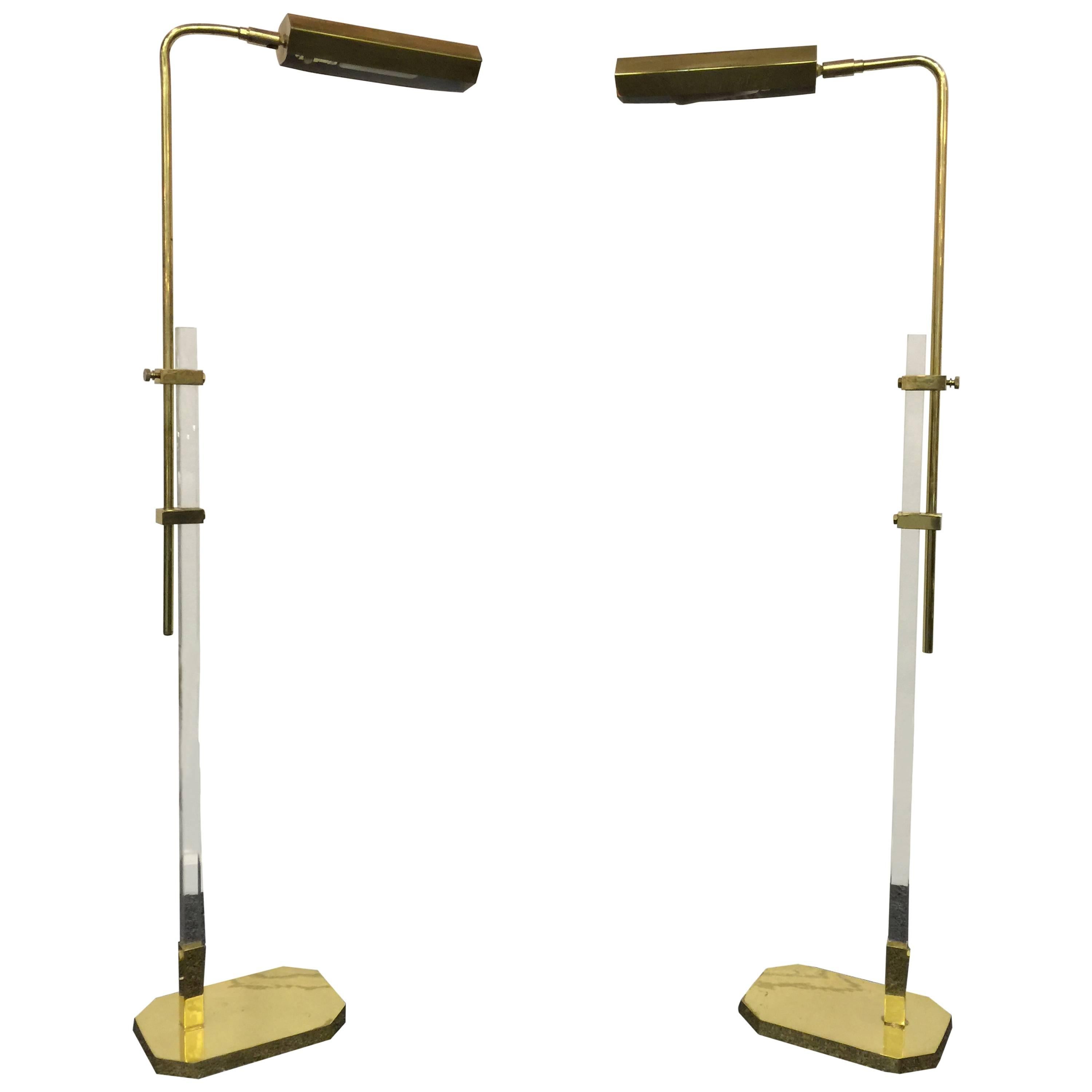 1970s Pair of Lucite and Brass Floor Lamps in the Manner of Cedric Hartman For Sale