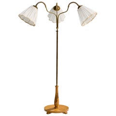 Diseñador sueco, lámpara de pie, roble, latón, tela, Suecia, años 1930