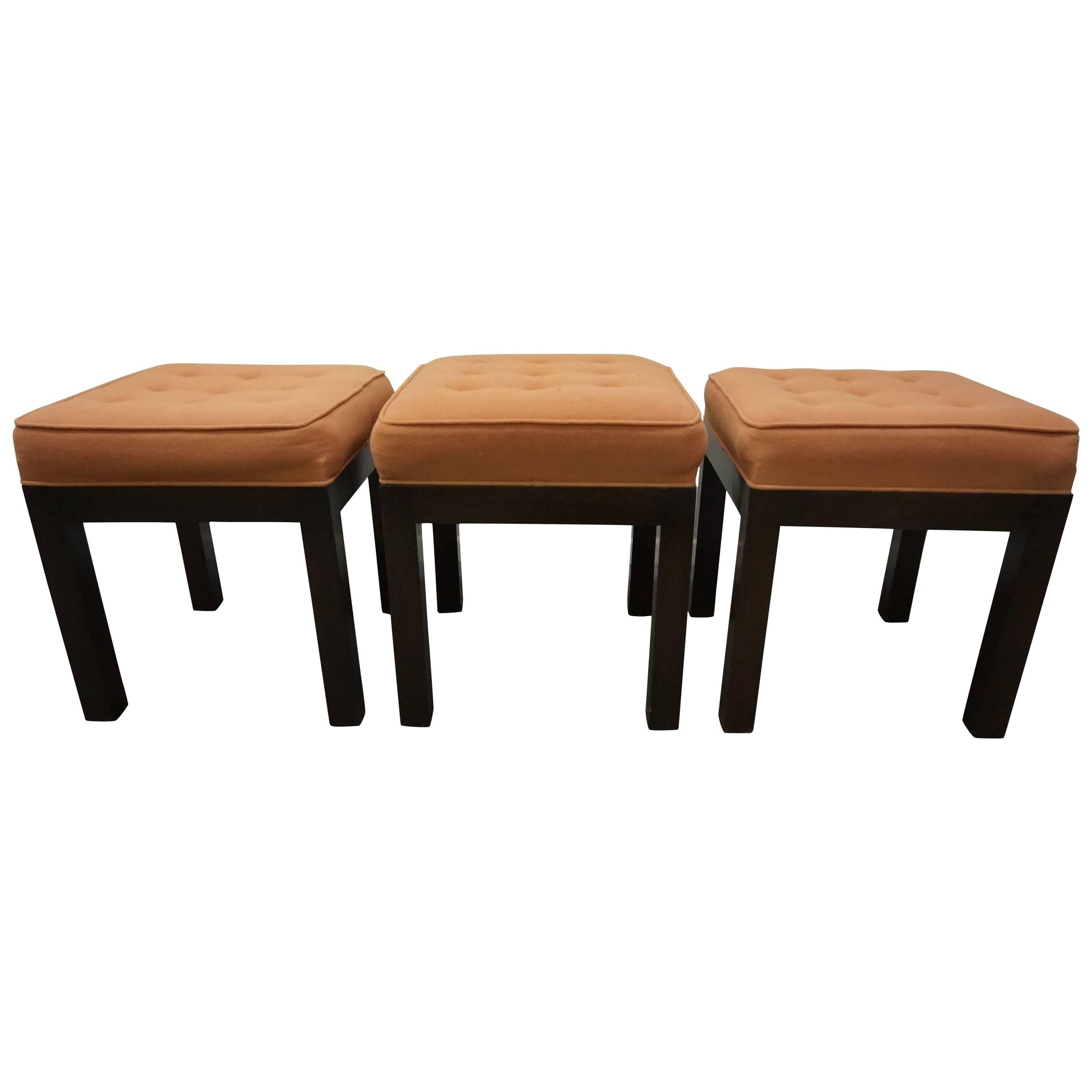 Elegante set di tre panche con sgabello in stile Harvey Probber, metà del secolo scorso.