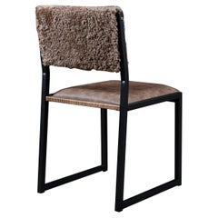 Sedia Shakers di AMBROZIA, shearling macchiato, acero ossidato e acciaio annerito