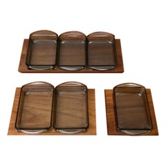 Ensemble de 9 plateaux danois du milieu du siècle en teck avec verre cabaret de Holmegaard, années 1960