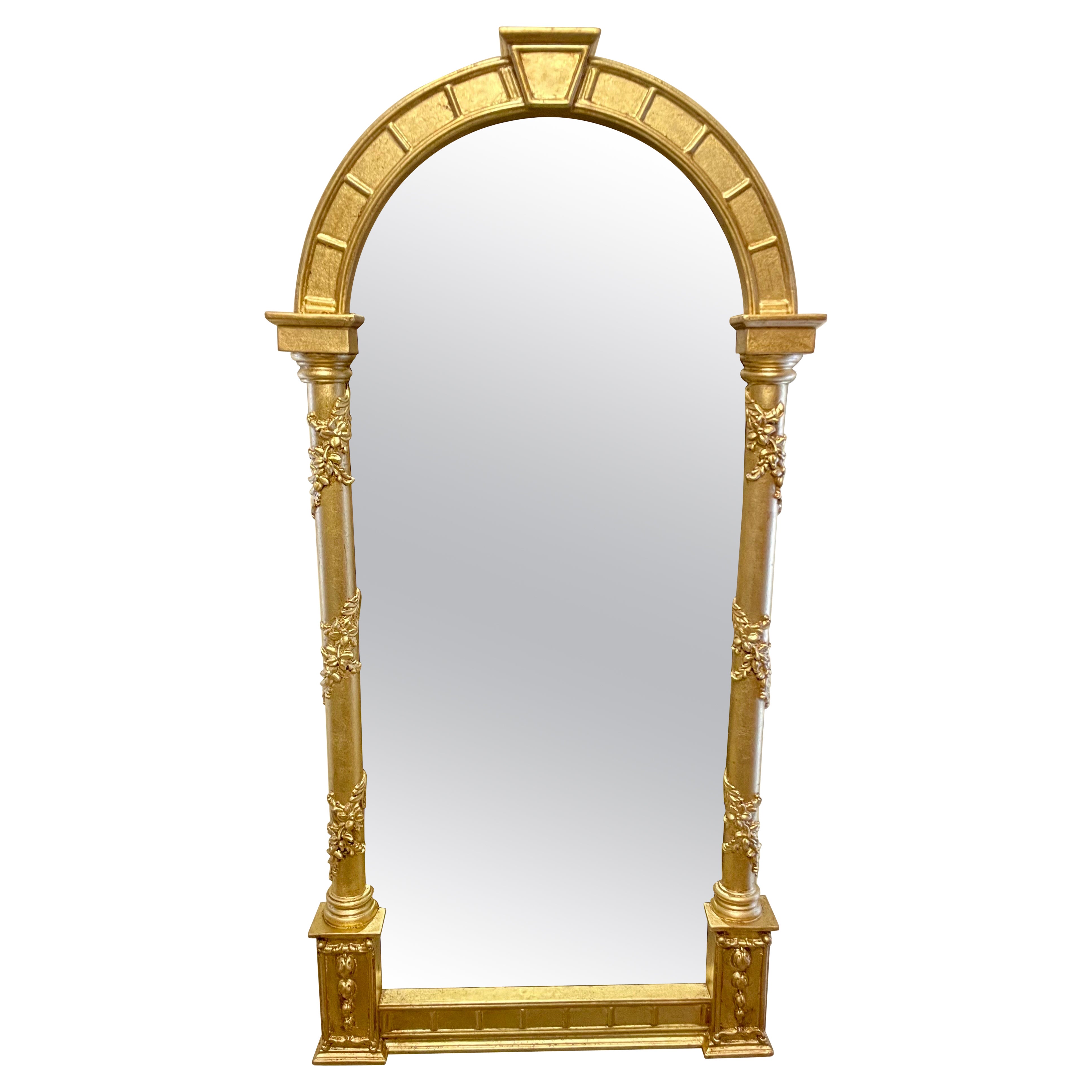 Specchio dorato con piano ad arco in stile neoclassico in vendita