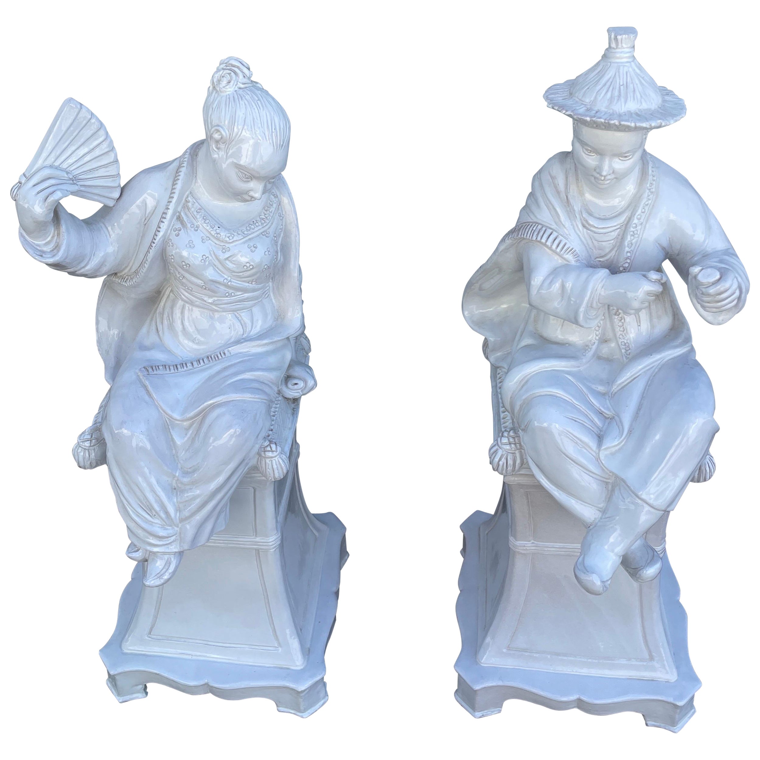 Pareja de grandes figuras italianas de Blanc de Chine Chinoiserie sobre pedestales