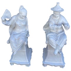 Paar große italienische Blanc de Chine-Chinoiserie-Figuren der Chinoiserie auf Sockeln
