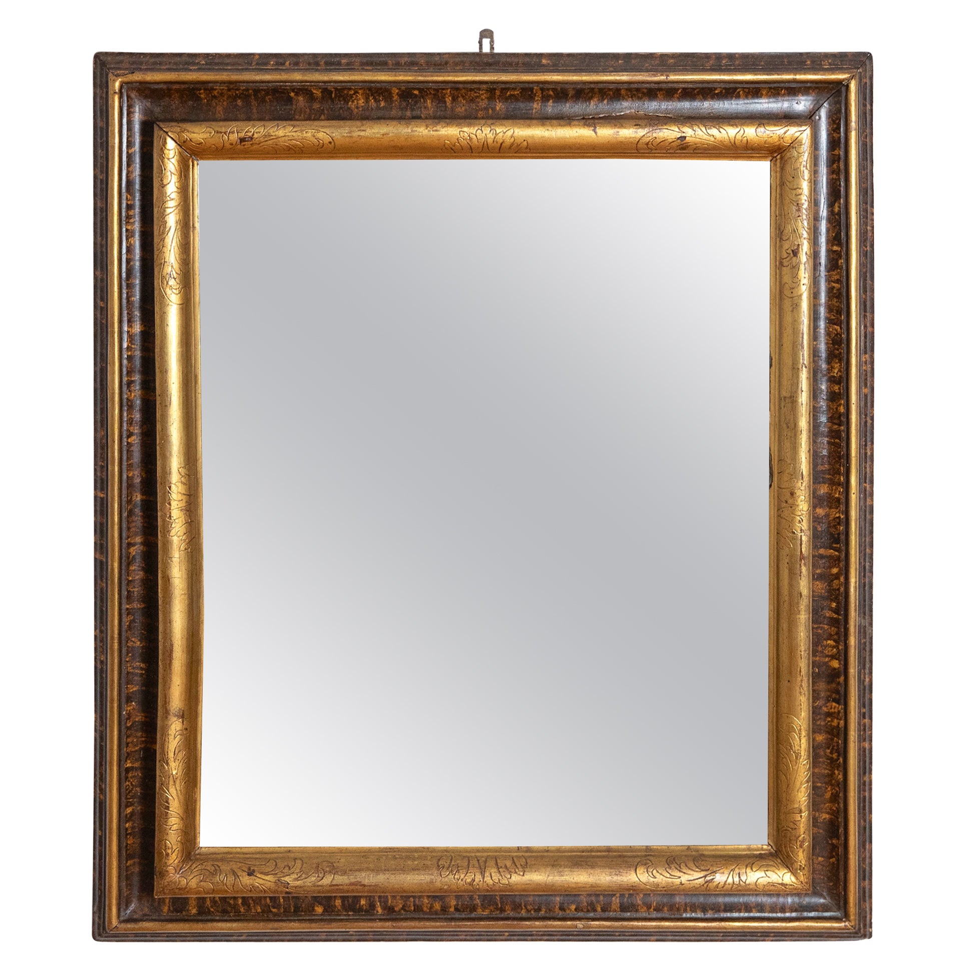 Miroir central italien en bois doré et peint à la fausse tortue, 2e quart du 18e siècle