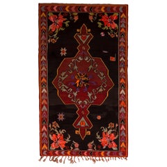 Tappeto Kilim Midcentury Nero Rosso Floreale in lana turca a trama piatta di Rug & Kilim