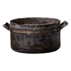 Antico vaso svedese in pietra ollare con ferro battuto a mano e una patina autentica