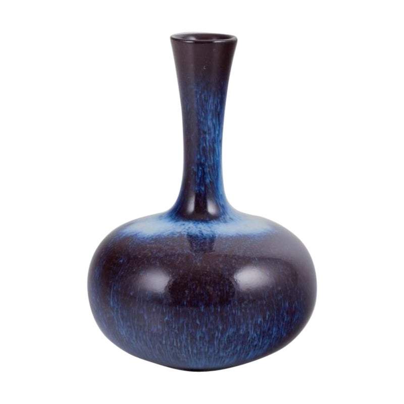 Gunnar Nylund pour Rörstrand, Suède. Vase Miniature au col élancé.