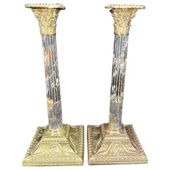 Paire de chandeliers corinthiens à colonne en faux marbre et bronze doré