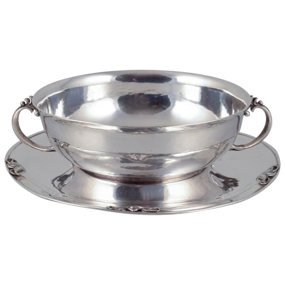 Harald Nielsen pour Georg Jensen. Bol en argent sterling avec poignées sur une soucoupe.