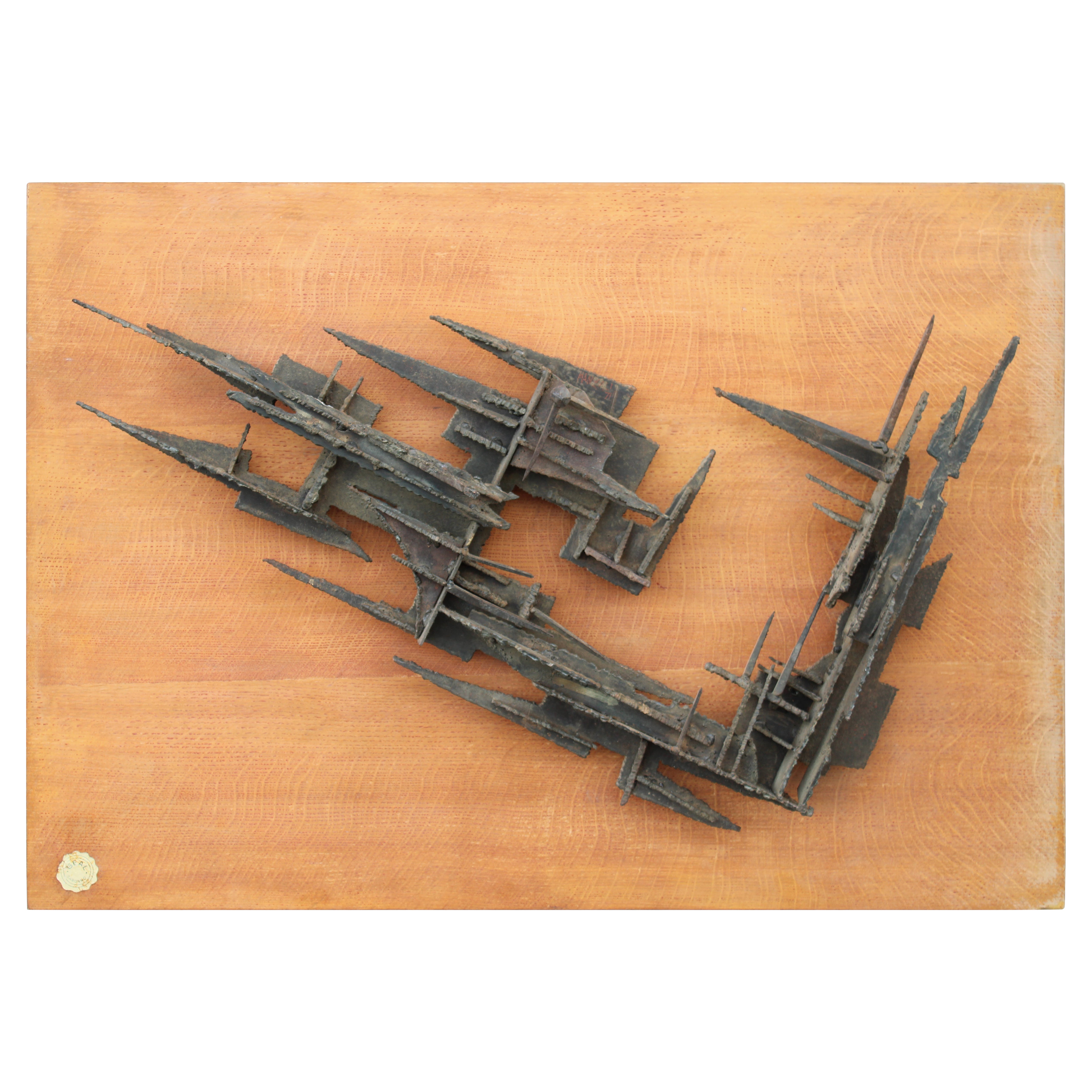 Brutalistische Wandskulptur  Schmiedeeisen 1971 Italien Holzplatte