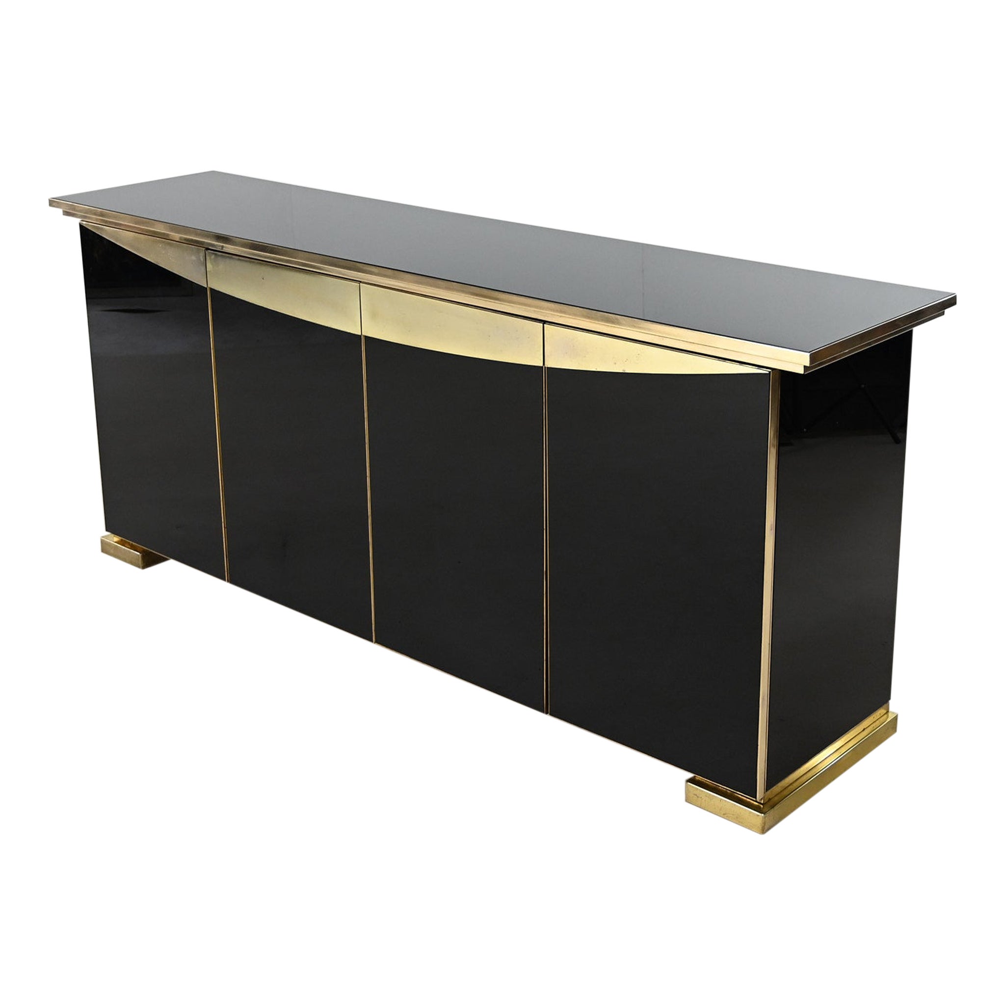Buffet Hollywood Regency, en laiton et miroir noir. Belgique C.I.C., 1970.