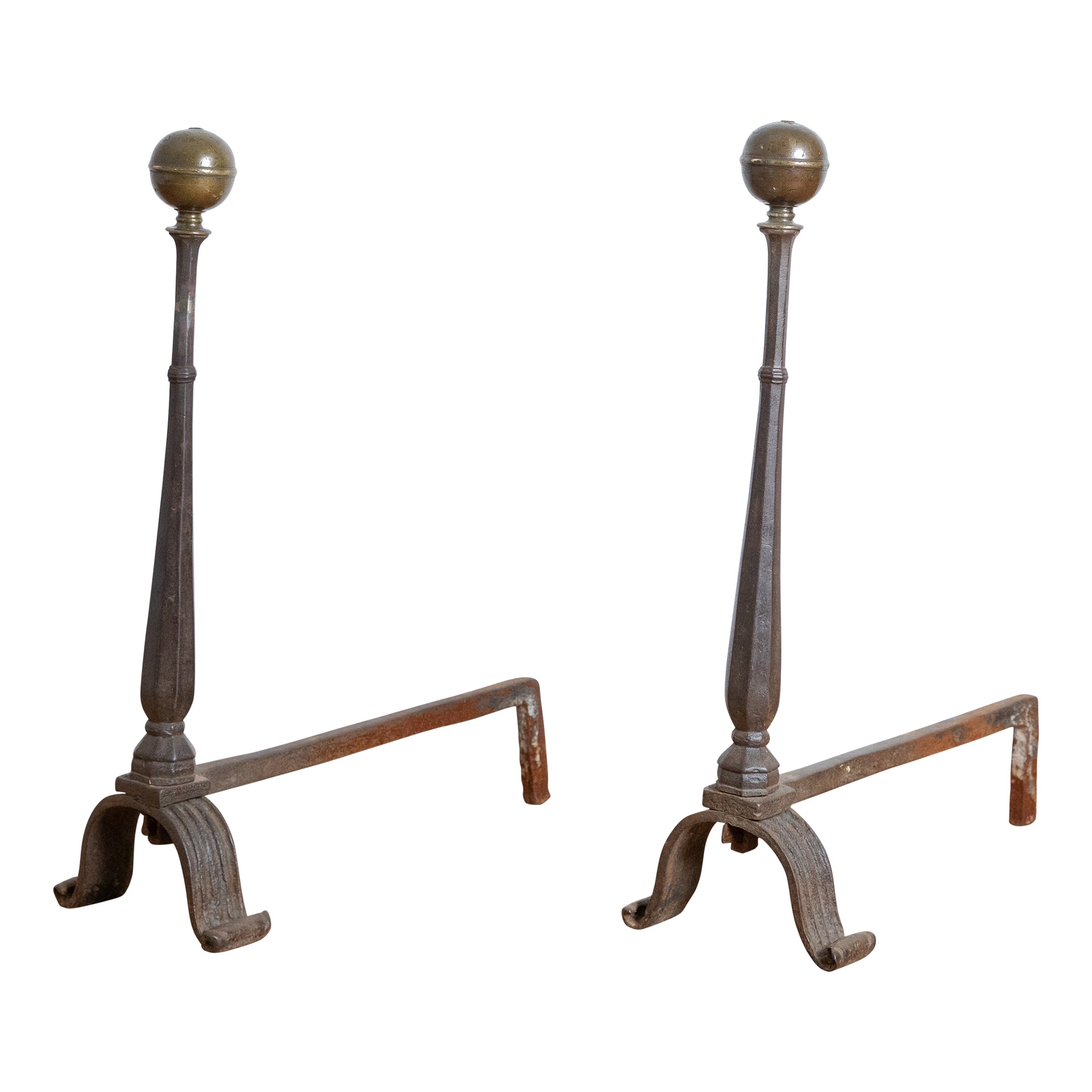 Paar schmiedeeiserne italienische Feuerböcke aus Stahl und Bronze aus der Barockzeit, Mitte des 17. Jahrhunderts