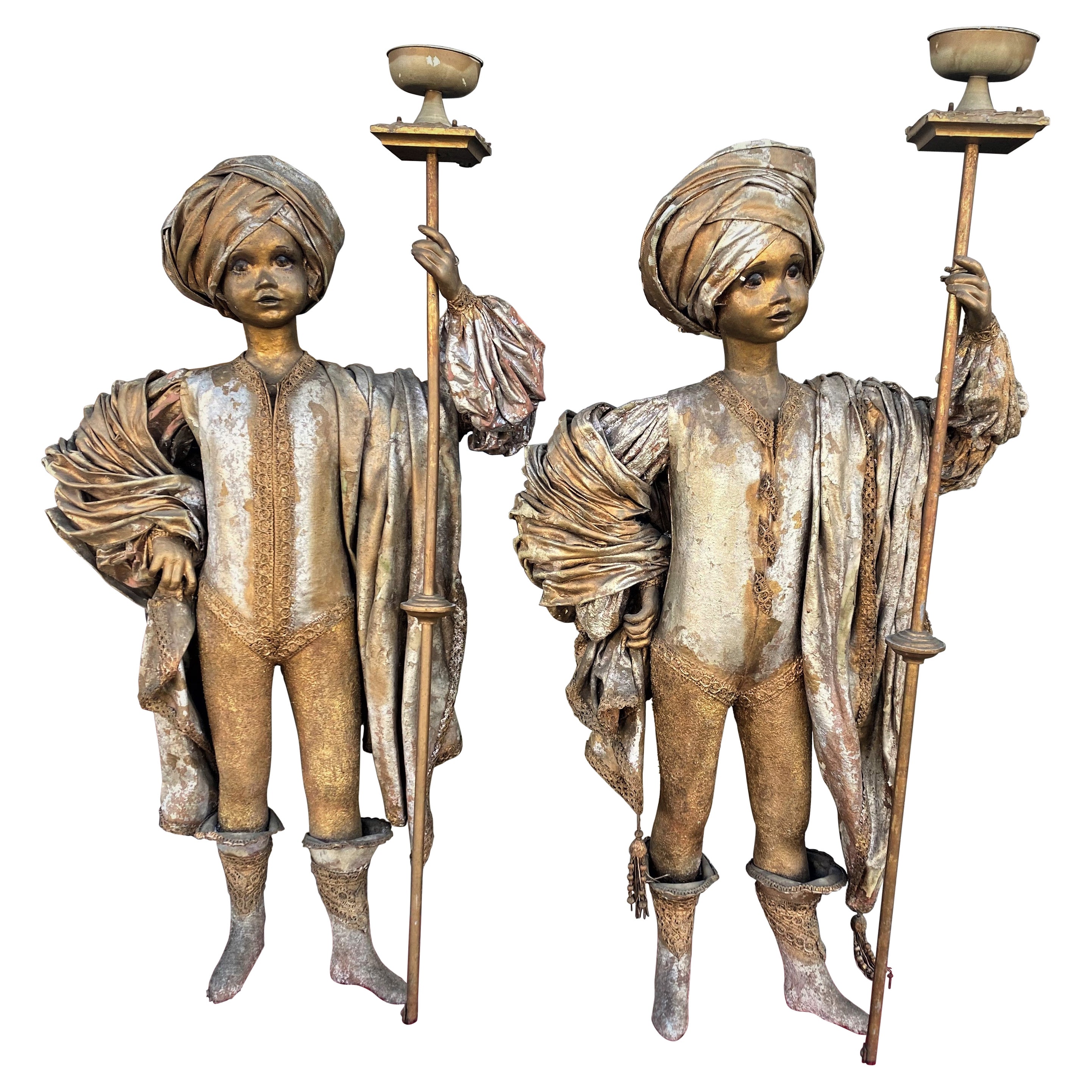 Pareja Teatral Oriente Medio Tamaño Infantil Figuras Con Trajes Dorados Turbante Antorchas en venta