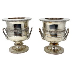 Pareja de enfriadores de vino antiguos de plata inglesa de Sheffield de diseño neoclásico Circa 1890