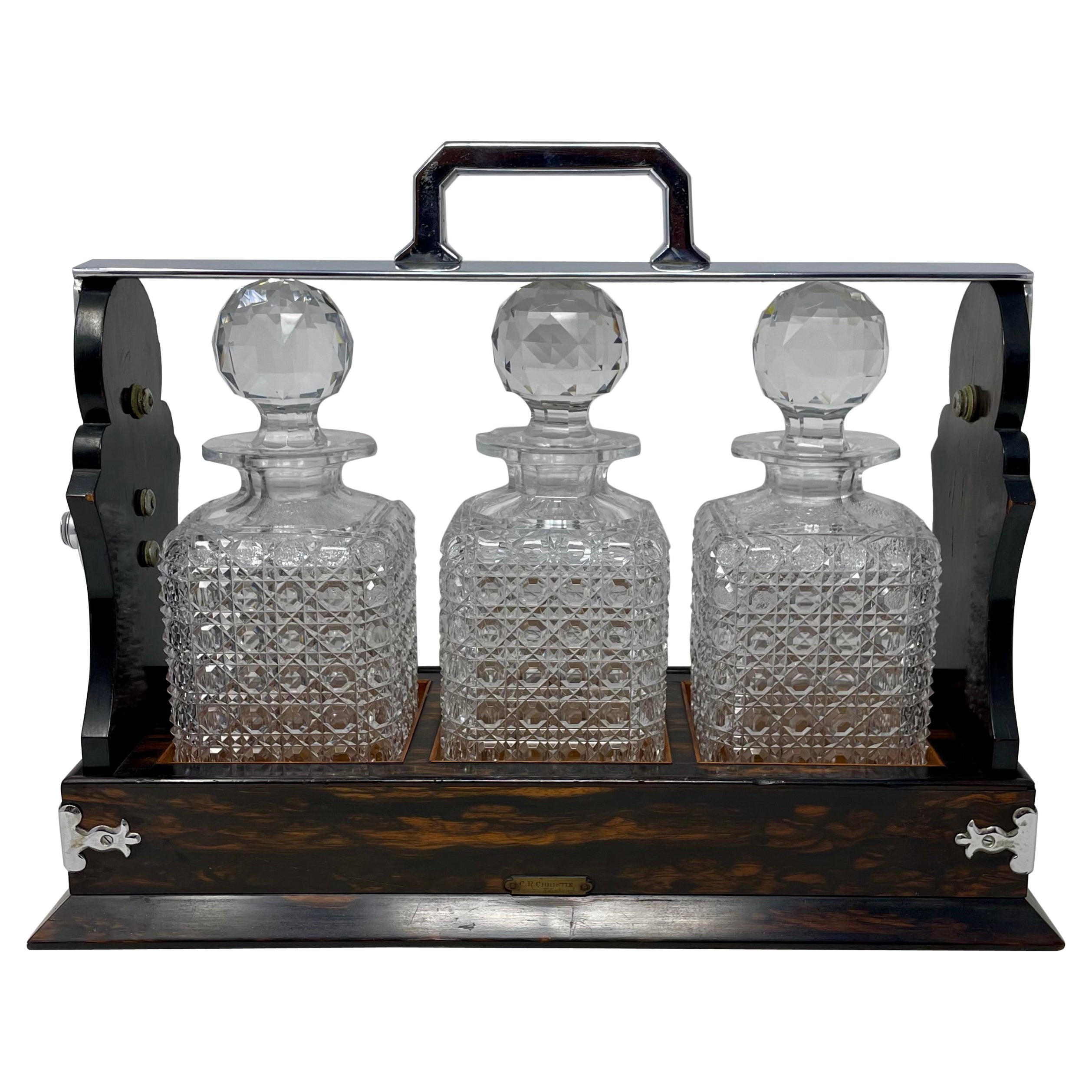 Antiguo Tántalo Inglés de Plata, Madera de Coromandel y Cristal Tallado de 3 Botellas.
