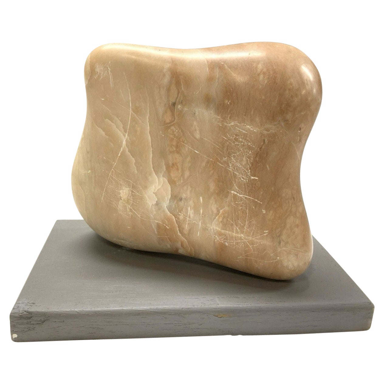 Handgeschnitzte und polierte Feldspar-Steinskulptur aus Stein auf lackiertem Holzsockel.